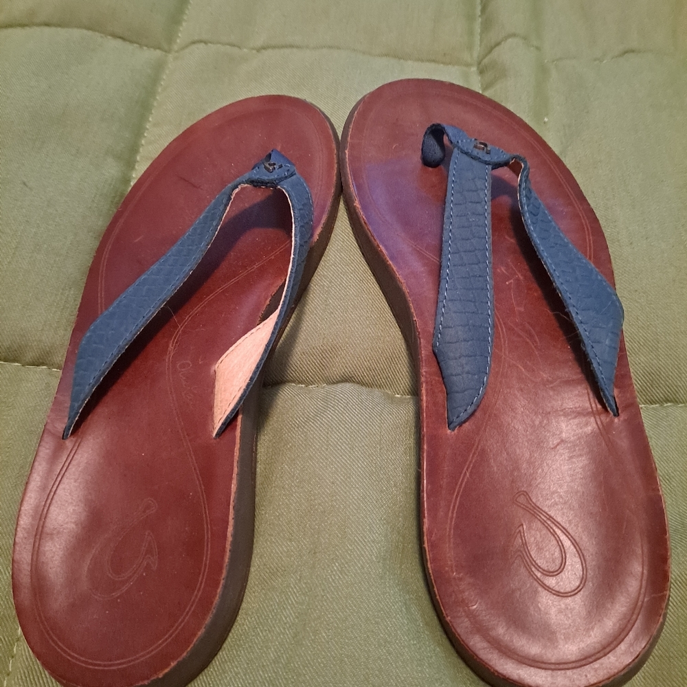 NWOT size 7 OLUKAI Sandals